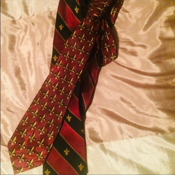 2️⃣ Fleur De Lee Tie - Picture 2 of 5